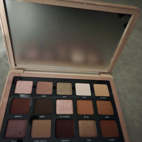 Natasha Deona Retro Eyeshadow Pallette ✨️ - Picture 2 of 2